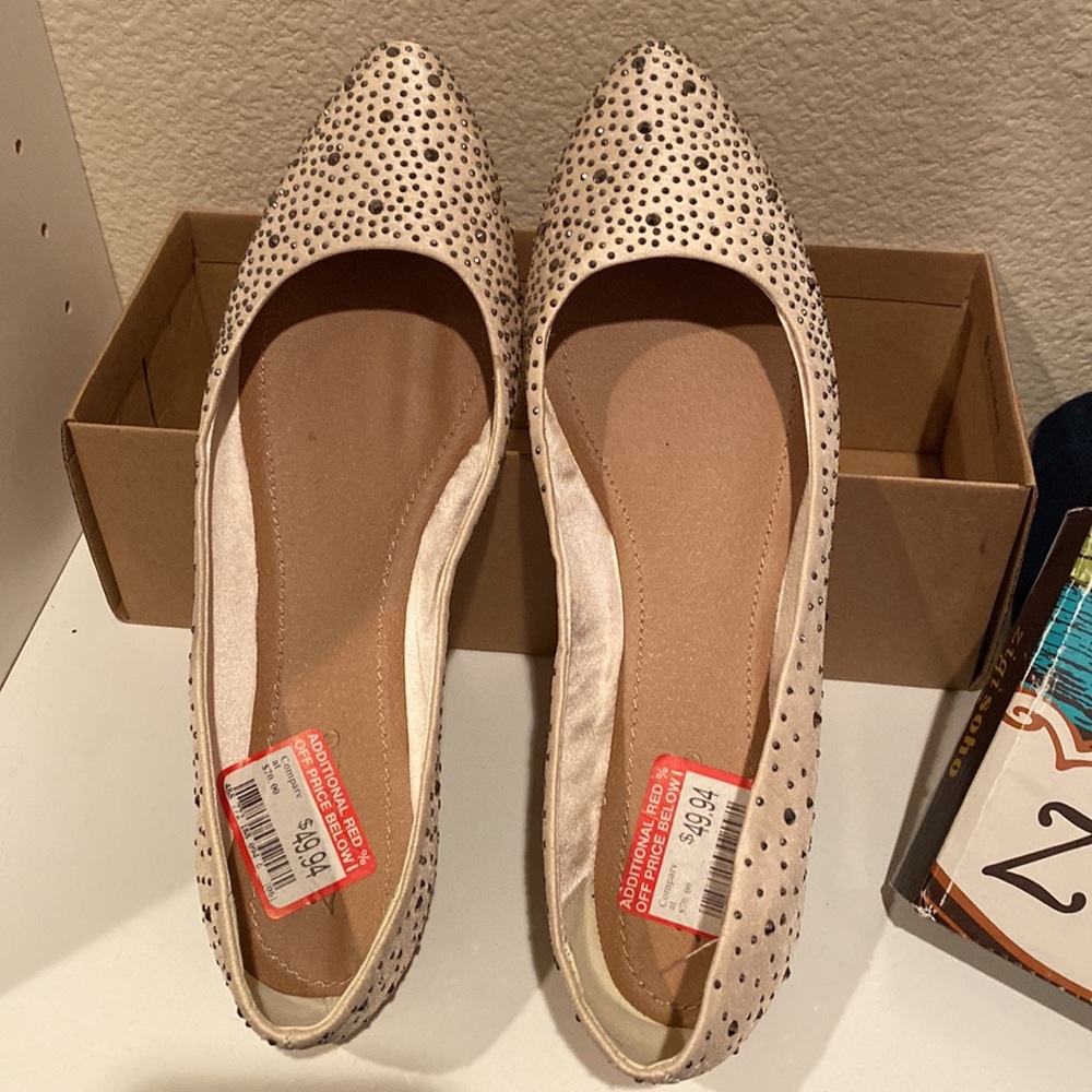 New Zigi Soho Tilly Flats Cresk /cream color with sparkle embellishments Size 10